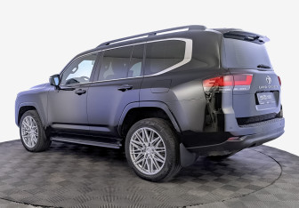 Подержанный автомобиль Toyota Land Cruiser Suv 2022 года (7 фото)