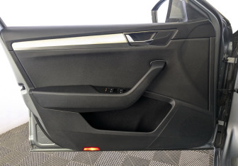 Подержанный автомобиль Skoda Superb Liftback 2019 года (16 фото)