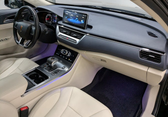 Подержанный автомобиль Hongqi H5 2022 года (19 фото)