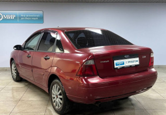 Подержанный автомобиль Ford Focus Sedan 2004 года (7 фото)