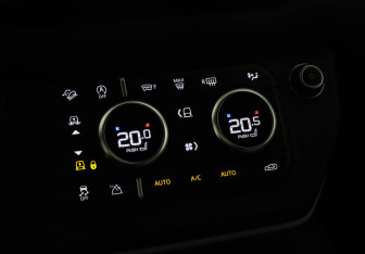 Подержанный автомобиль Land Rover Defender Suv 2022 года (16 фото)