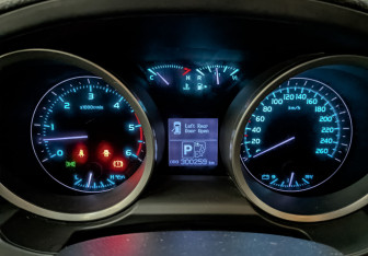 Подержанный автомобиль Toyota Land Cruiser Suv 2010 года (16 фото)