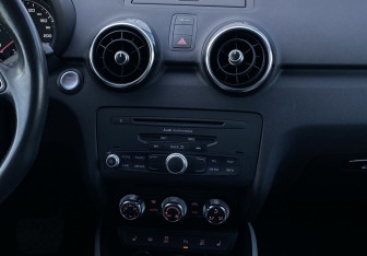 Подержанный автомобиль Audi A1 2013 года (11 фото)