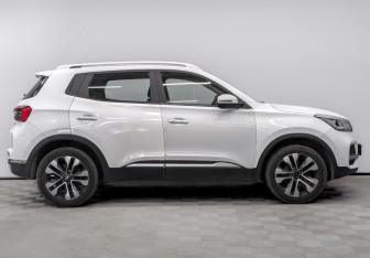Подержанный автомобиль Chery Tiggo 4 2022 года (4 фото)