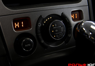 Подержанный автомобиль Peugeot 408 2013 года (15 фото)