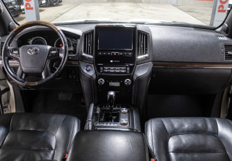 Подержанный автомобиль Toyota Land Cruiser Suv 2018 года (14 фото)