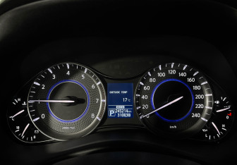 Подержанный автомобиль Infiniti QX56 2013 года (11 фото)