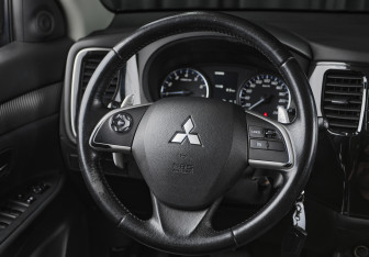 Подержанный автомобиль Mitsubishi Outlander 2013 года (11 фото)