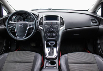 Подержанный автомобиль Opel Astra Hatchback 2012 года (13 фото)