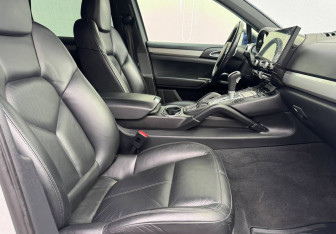 Подержанный автомобиль Porsche Cayenne 2012 года (10 фото)