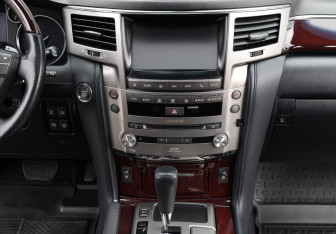 Подержанный автомобиль Lexus LX 2014 года (15 фото)