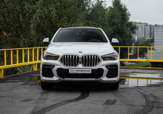 Подержанный автомобиль BMW X6 2021 года (2 фото)