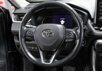 Подержанный автомобиль Toyota RAV4 2021 года (16 фото)