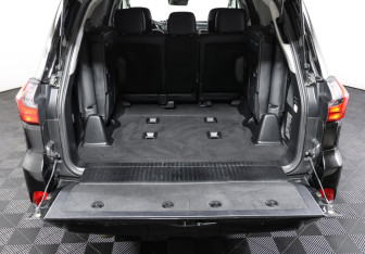 Подержанный автомобиль Lexus LX 2019 года (10 фото)