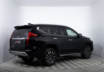 Подержанный автомобиль Mitsubishi Montero Sport 2023 года (5 фото)