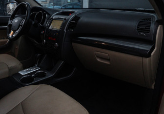 Подержанный автомобиль Kia Sorento 2010 года (9 фото)