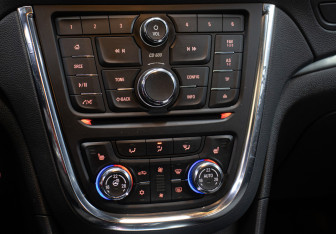 Подержанный автомобиль Opel Mokka 2015 года (18 фото)