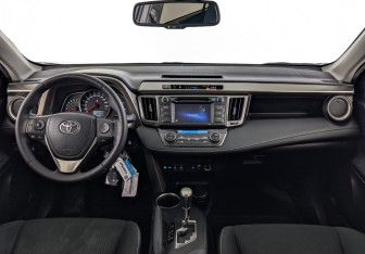 Подержанный автомобиль Toyota RAV4 2015 года (14 фото)
