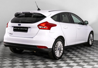 Подержанный автомобиль Ford Focus Hatchback 2017 года (3 фото)