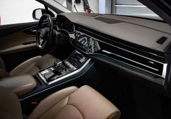 Подержанный автомобиль Audi Q7 2021 года (28 фото)