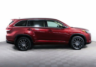 Подержанный автомобиль Toyota Highlander 2018 года (4 фото)