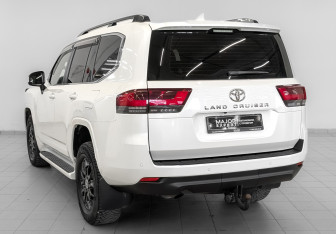 Подержанный автомобиль Toyota Land Cruiser Suv 2021 года (7 фото)