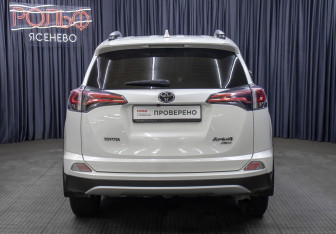 Подержанный автомобиль Toyota RAV4 2018 года (6 фото)