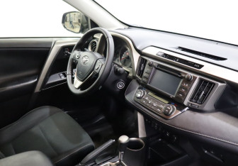 Подержанный автомобиль Toyota RAV4 2015 года (10 фото)