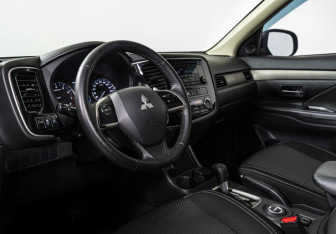 Подержанный автомобиль Mitsubishi Outlander 2012 года (9 фото)