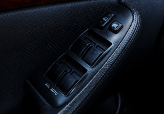 Подержанный автомобиль Toyota Avensis Sedan 2004 года (14 фото)