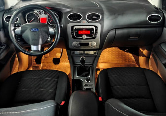 Подержанный автомобиль Ford Focus Sedan 2010 года (9 фото)