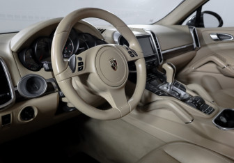 Подержанный автомобиль Porsche Cayenne 2012 года (14 фото)