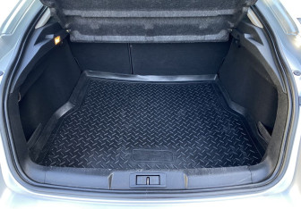 Подержанный автомобиль Renault Laguna Liftback 2009 года (16 фото)