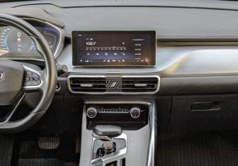 Подержанный автомобиль Geely Coolray 2022 года (17 фото)