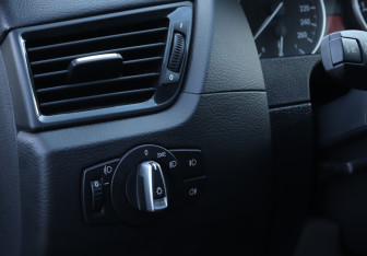 Подержанный автомобиль BMW X1 2013 года (15 фото)