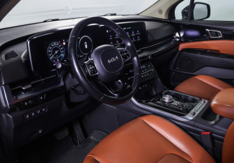 Подержанный автомобиль Kia Carnival 2022 года (15 фото)