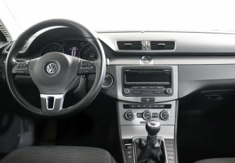 Подержанный автомобиль Volkswagen Passat Sedan 2012 года (7 фото)