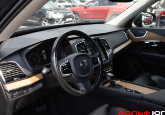 Подержанный автомобиль Volvo XC90 2021 года (10 фото)