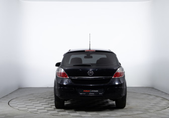Подержанный автомобиль Opel Astra Hatchback 2010 года (6 фото)