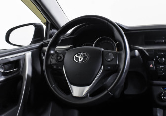 Подержанный автомобиль Toyota Corolla Sedan 2015 года (11 фото)