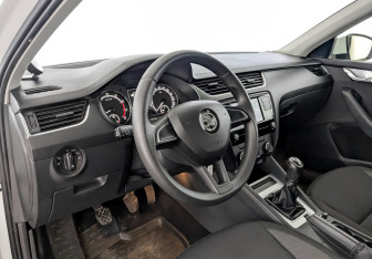 Подержанный автомобиль Skoda Octavia Liftback 2019 года (16 фото)
