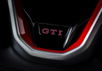 Подержанный автомобиль Volkswagen Golf GTI Hatchback 2021 года (20 фото)