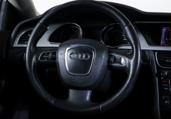 Подержанный автомобиль Audi A5 Coupe 2009 года (14 фото)