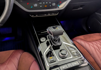 Подержанный автомобиль Hongqi HS5 2024 года (28 фото)