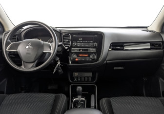 Подержанный автомобиль Mitsubishi Outlander 2019 года (14 фото)