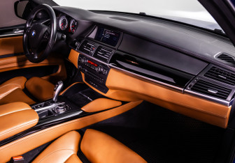 Подержанный автомобиль BMW X5 M 2012 года (9 фото)