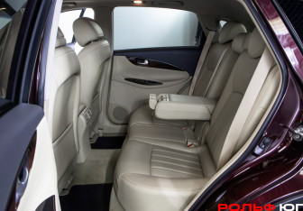 Подержанный автомобиль Infiniti QX50 2016 года (8 фото)