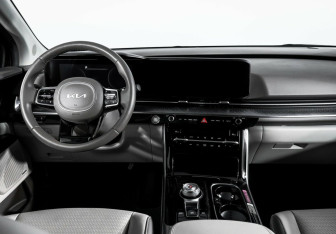 Подержанный автомобиль Kia Carnival 2022 года (12 фото)