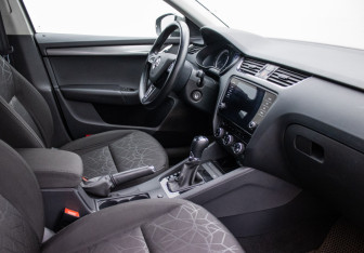 Подержанный автомобиль Skoda Octavia Liftback 2020 года (10 фото)