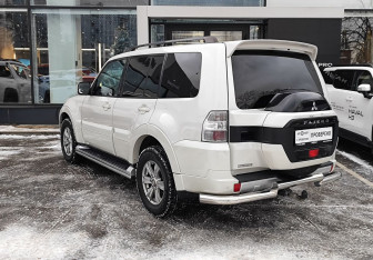 Подержанный автомобиль Mitsubishi Pajero 2015 года (7 фото)
